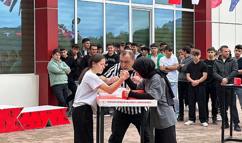 Ayvacık’ta 19 Mayıs’a Özel Bilek Güreşi Turnuvası