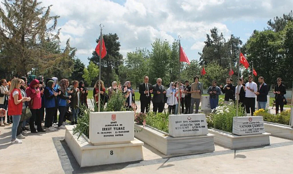 Bafra'da Genç Gönüllülerden Şehitliğe Ziyaret