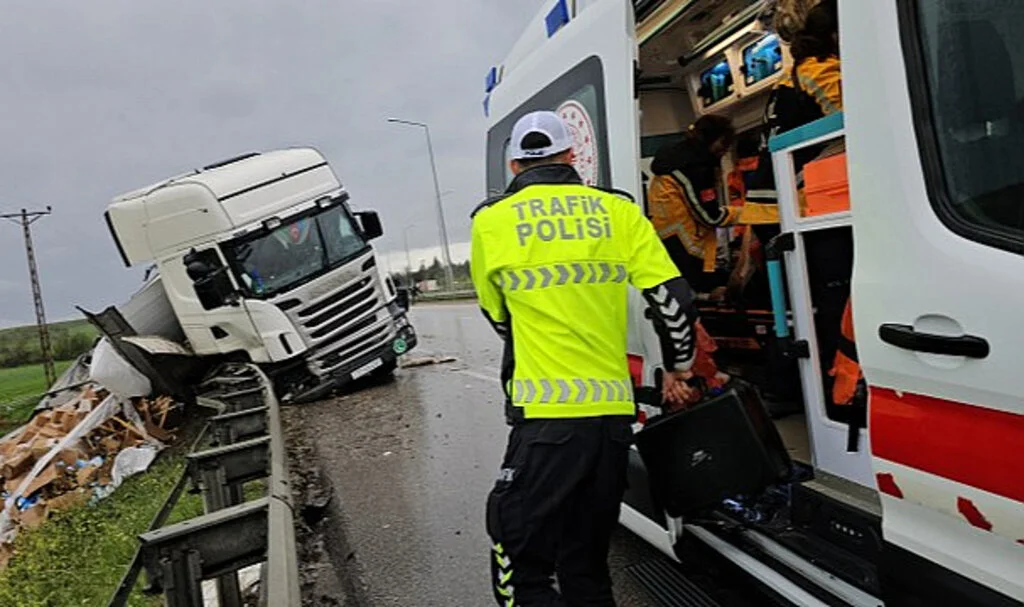 Çorum-Samsun Yolunda Tır Kazası: 1 Yaralı