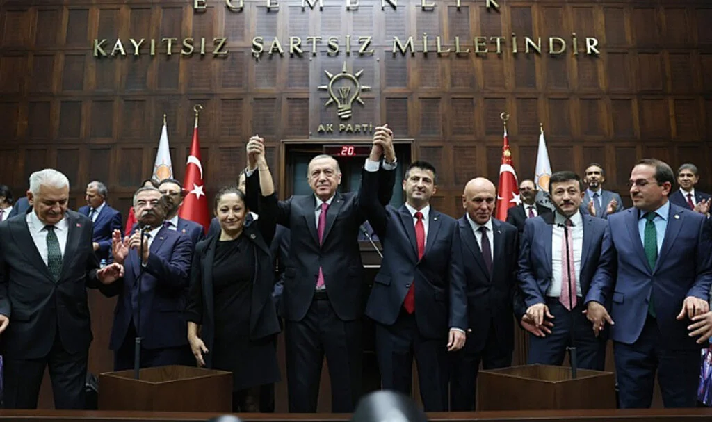 Erdoğan Yeni Anayasa İçin Düğmeye Bastı! 400 Vekil İçin Transfer Hamlesi Mi?