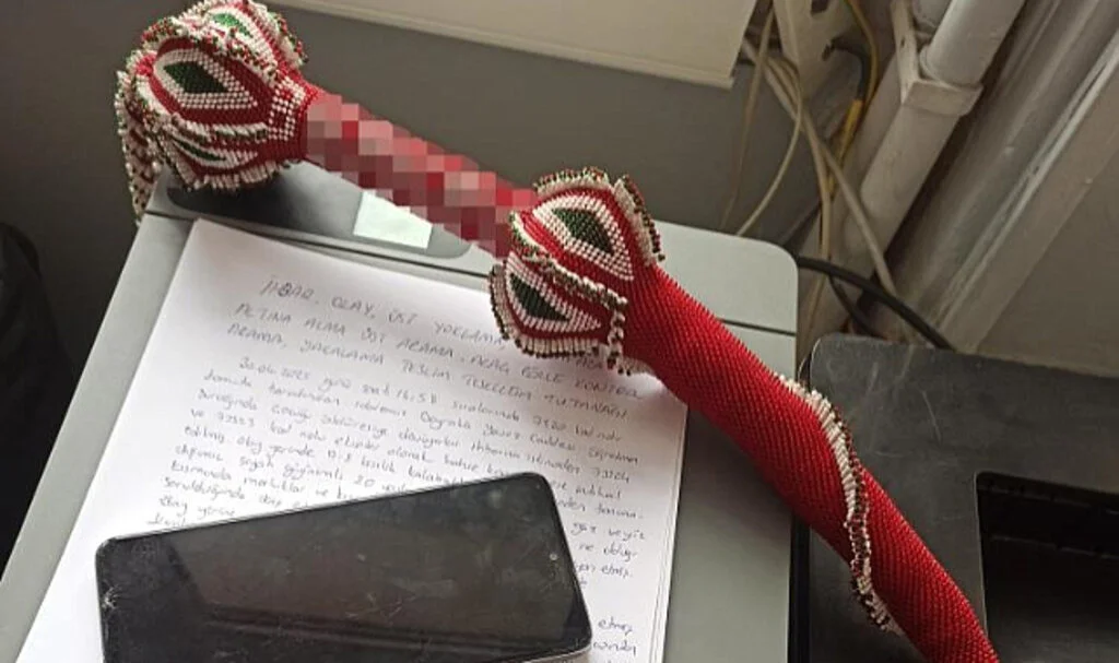 Mağdurun Telefonunu Gasp Ettiler, Kırbaçla Dövdüler