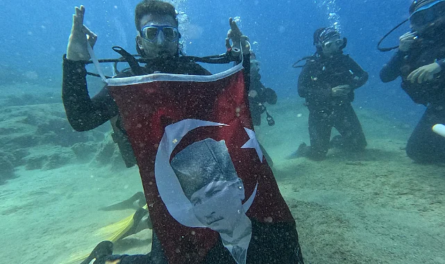 OMÜ’lü Dalgıçlardan Mavi Vatan’da Bayraklı Kutlama