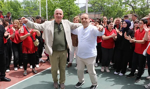 Samsun'da 40 yıllık Öğretmene İzmir Marşı'yla Veda