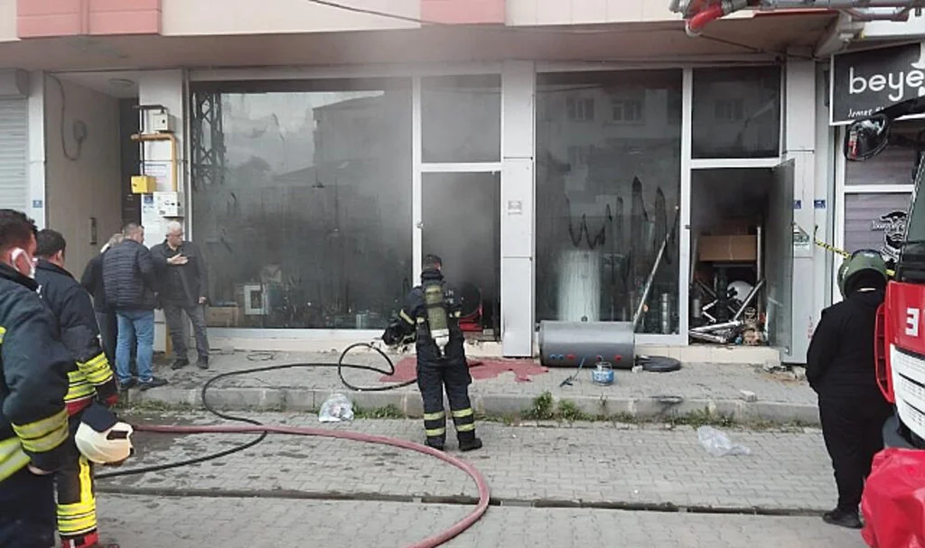 Samsun’da Depo Yangını Mahalleliyi Korkuttu