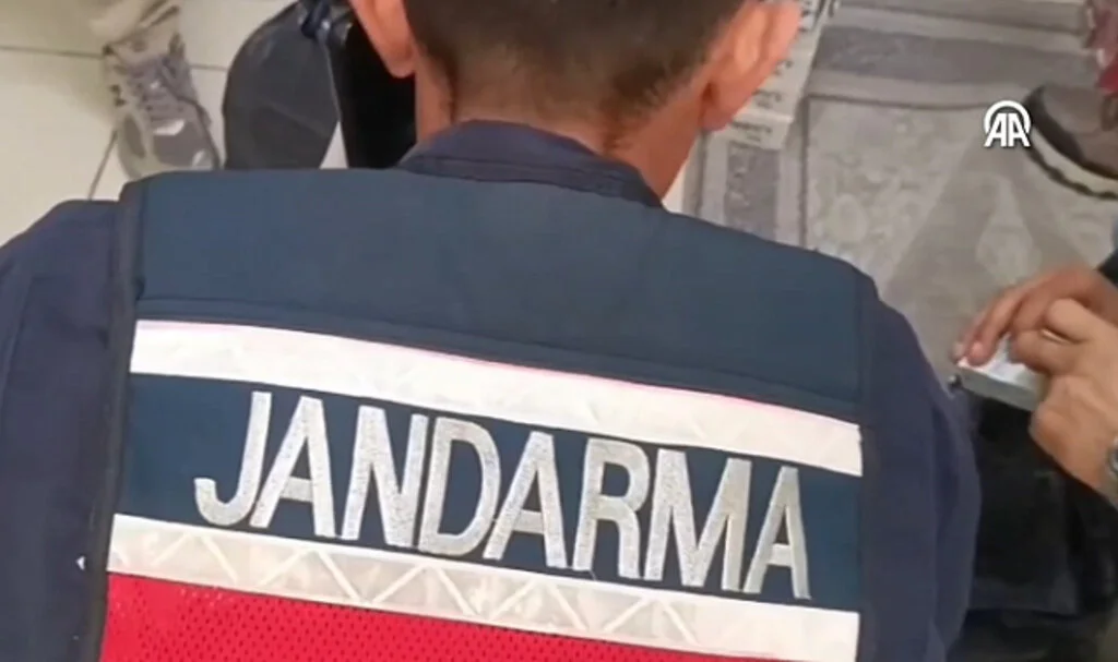 Samsun’da Dolap İçindeki Gizli Bölmeden Kaçak Tütün Çıktı