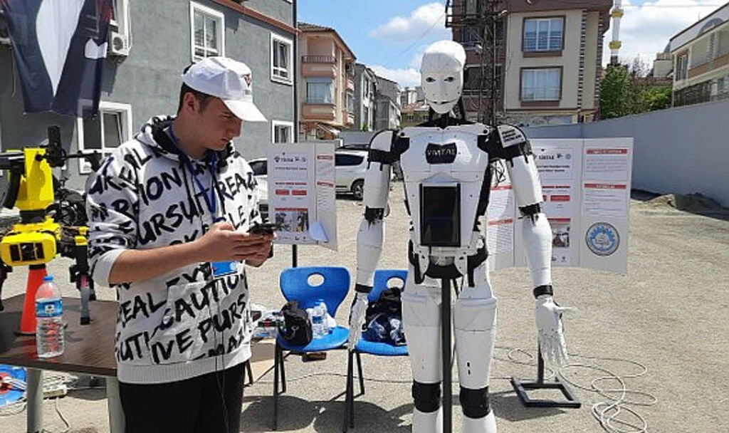 Samsun’da Lise Öğrencilerinden İnsansı Robot ve Robot Köpek