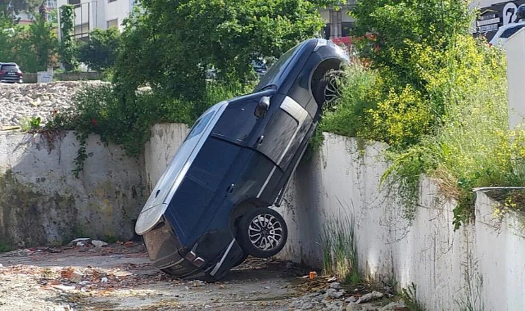 Samsun’da Lüks Cip Duvara Asılı Kaldı: 2 Yaralı