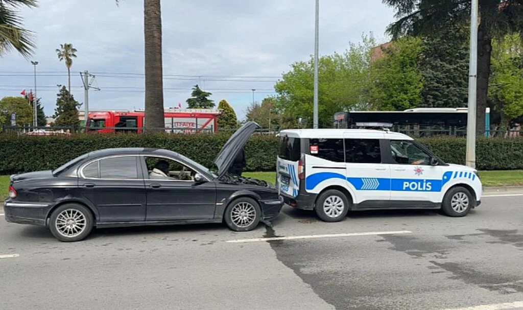 Samsun'da Polis Aracına Seyir Halindeyken Çarptı!