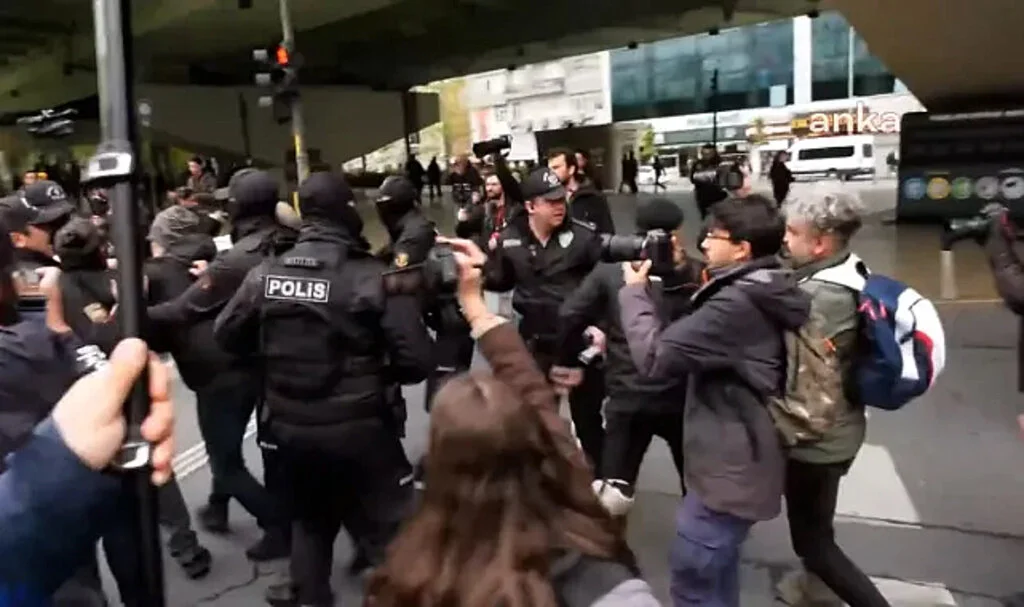 Taksim'e Yürümek İsteyenlere Polis Müdahalesi: Gözaltılar Var!