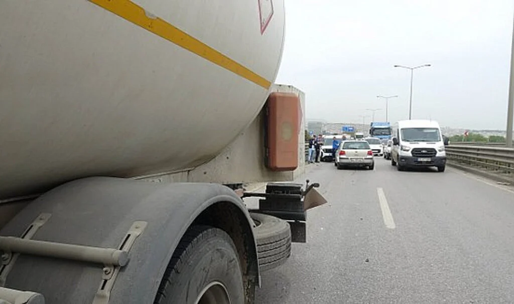 Tanker ile Otomobil Çarpıştı, Araç Savrularak Durduruldu