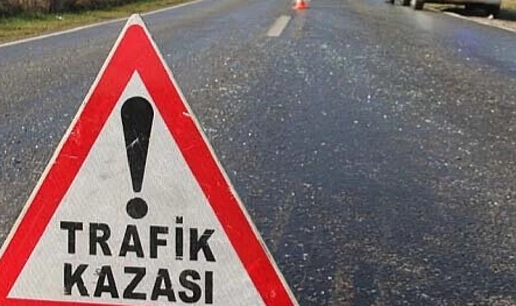 Terme’de Trafik Kazası: 3 Yaralı, Araç Alev Aldı