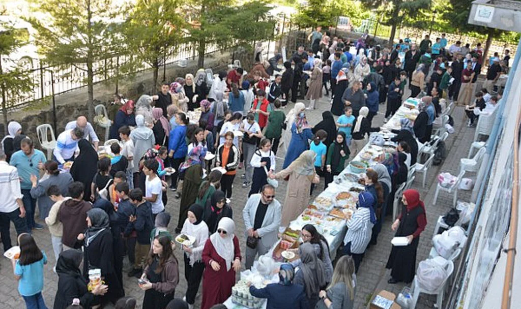 Ünye’de Gazze İçin Düzenlenen Hayır Çarşısında 110 Bin TL Toplandı