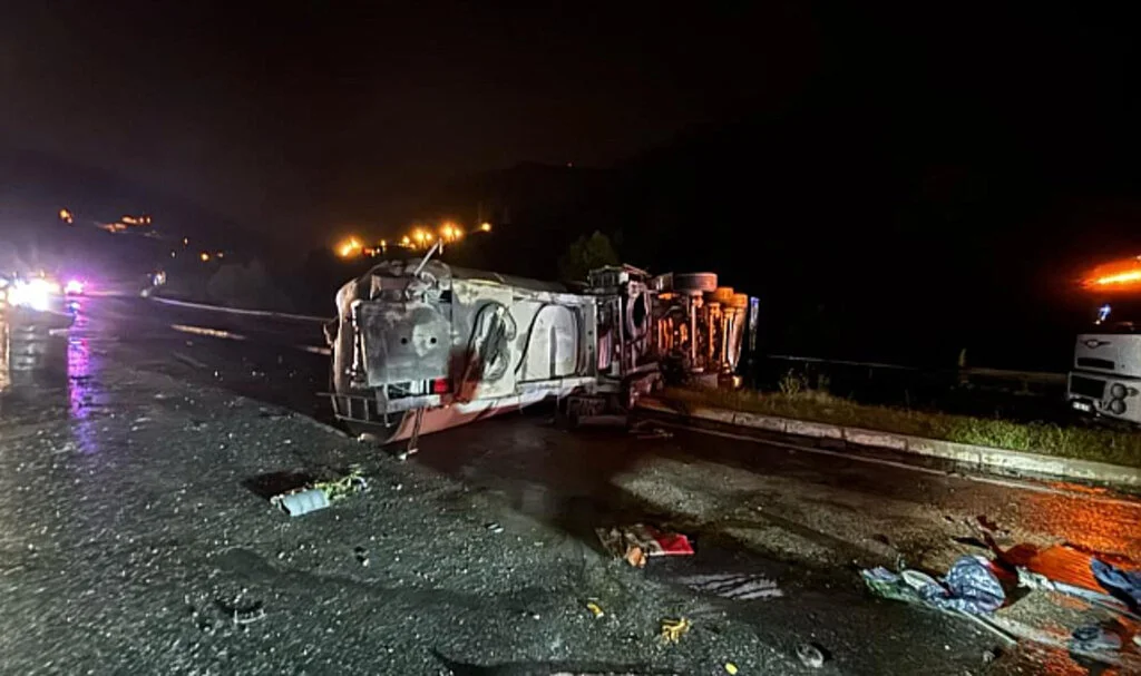 Yağış Kazaya Neden Oldu: Tanker Yola Devrildi