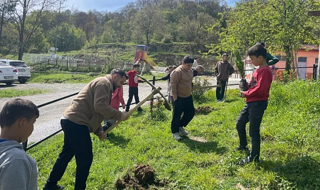 Yakakent’te Miniklerden Yaşlılara Gönül Köprüsü