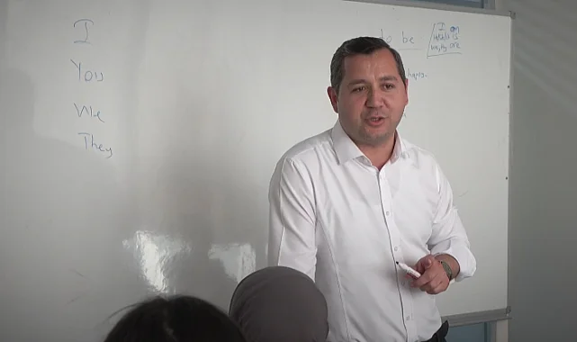 Alaçam Belediye Başkanı Öğrencilere İngilizce Dersi Veriyor