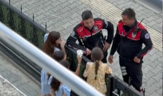 Atakum’da Polisle Çocukların Bayramlaşma Anı Kameraya Yansıdı