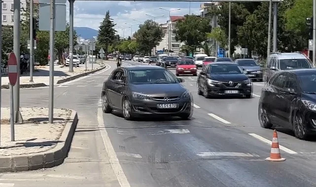 Atakum’da Tehlikeli Anlar: Yola Yağ Döküldü, Trafik Aksadı