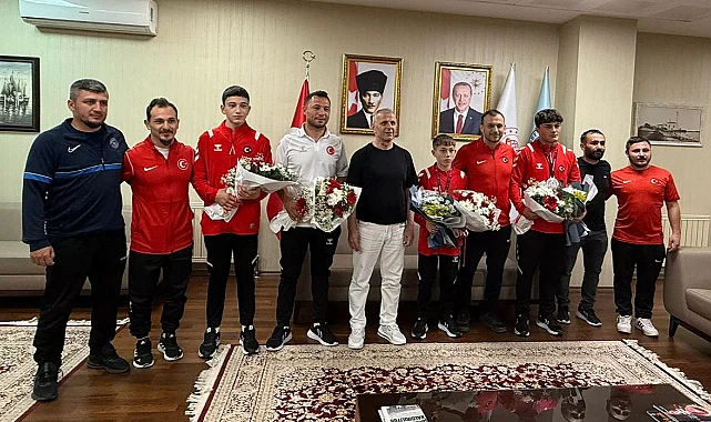 Avrupa Şampiyonu Güreşçiler Samsun’da Çiçeklerle Karşılandı