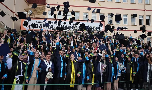 Bafra Anadolu Lisesi'nde Mezuniyet Coşkusu: 283 Öğrenci Kep Attı