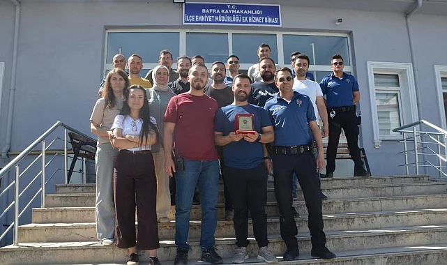 Bafra’da Görev Yapan Polis Memuruna Veda Plaketi