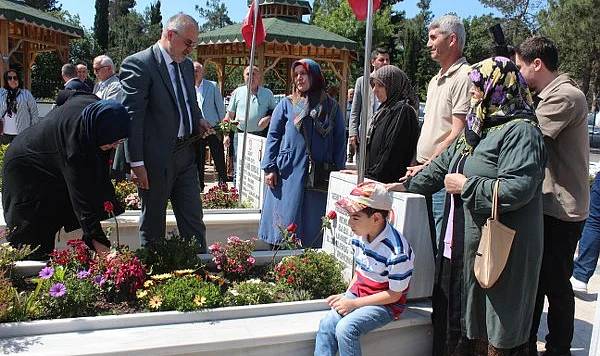Bafralılar Arife Gününde Şehitlerini Unutmadı