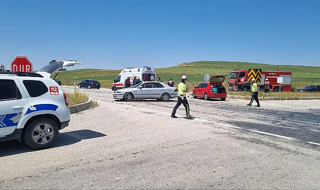 Çorum'da İki Araç Çarpıştı: 4 Kişi Yaralandı