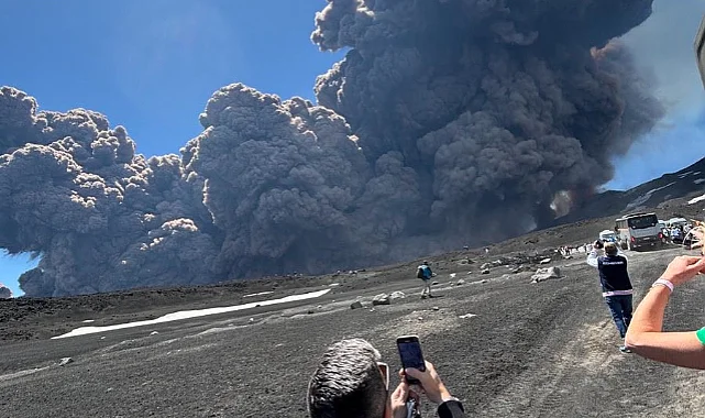 Etna Yanardağı Turistlerin Gözleri Önünde Patladı! Panik Anları Kamerada