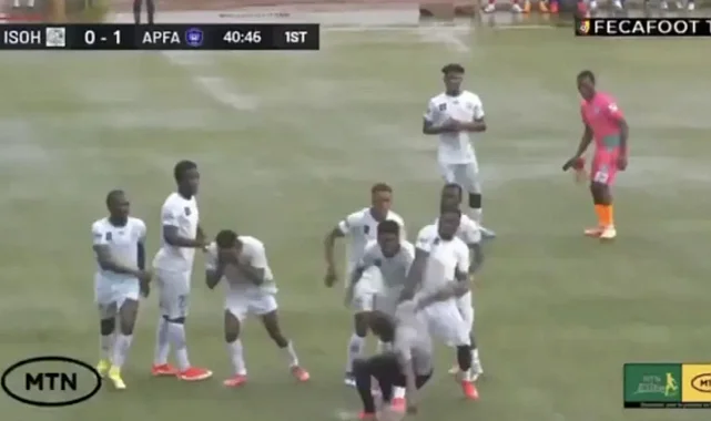 Kamerun'da Skandal Anlar! Hakem Oyuncuya Kafa Attı, Ortalık Karıştı