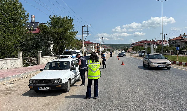 Ladik'te Trafik Denetiminde Lokumlu Uyarı