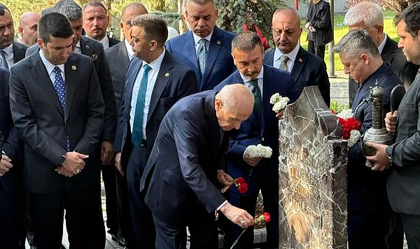 MHP Genel Başkanı Bahçeli, Alparslan Türkeş'in Kabrini Ziyaret Etti