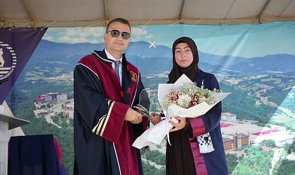 OMÜ’de Mezuniyet Gururu: Hem Hafız Oldu, Hem Fakülteyi Birincilikle Tamamladı