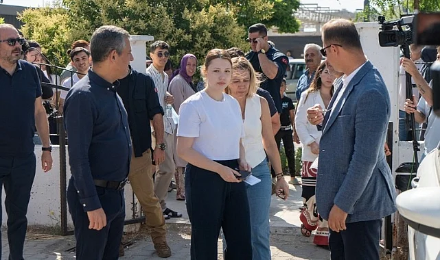 Özgür Özel'den Duygusal Destek: YKS'de Nehir Zeyrek’in Yanındaydı