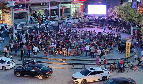 Salıpazarı’nda Çocuklara Karne Hediyesi: Açık Hava Sineması