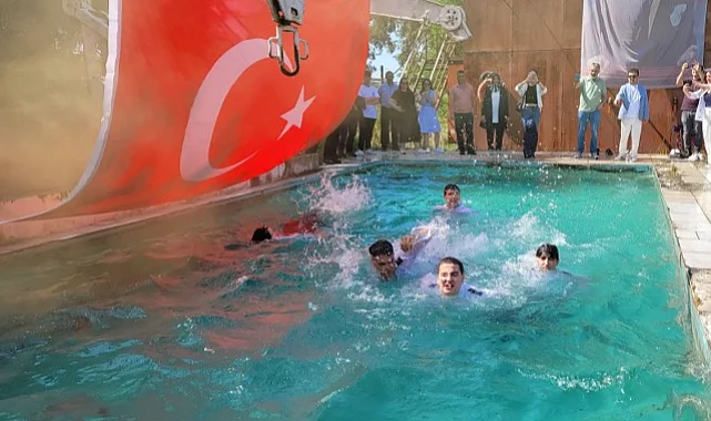Samsun’da Denizcilik Lisesi Mezuniyetini Havuzda Kutladı