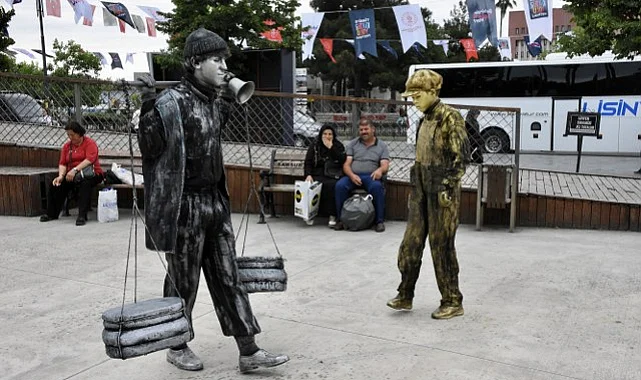 Samsun'da Geçmiş Can Buldu! Canlı Heykel Performansı Büyük İlgi Gördü