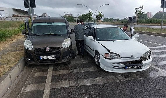 Samsun'da Hafif Ticari Araç Otomobil ile Çarpıştı: 1 Yaralı