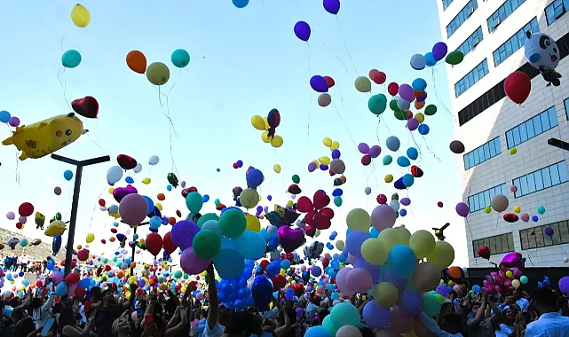 Yüzlerce Balon Tedavi Gören Çocuklar İçin Gökyüzüne Uçtu
