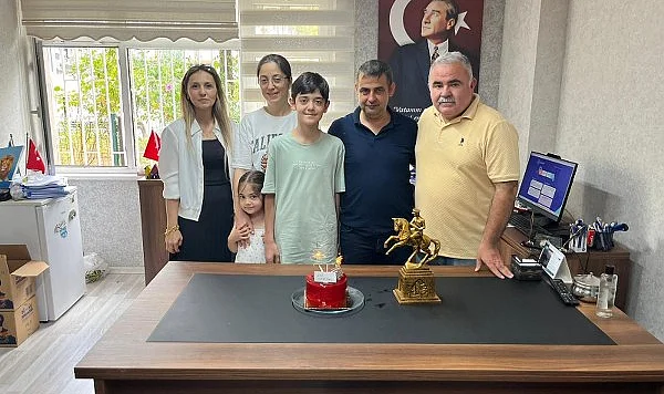 Bafra'da LGS Türkiye birincisine Pastalı Kutlama
