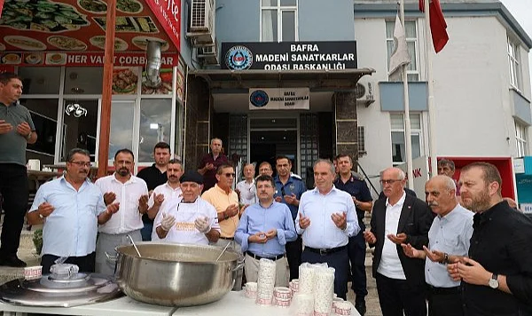 Bafra Madeni Sanatkarlar Odası 2 bin Kişiye Aşure Dağıttı