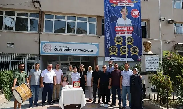 Bafralı Öğrenciye Plaket ve Altın Ödülü