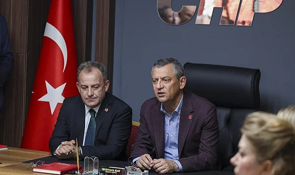 CHP Lideri Özel Trabzon'da Konuştu: Altan Öymen'den Çok Şey Öğrendik!