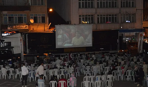Çocuklar Hem Şarkı Söyledi Hem Film İzledi: Havza'da Unutulmaz Akşam!