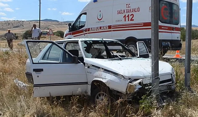 Çorum’da Trafik Levhasına Çarpan Otomobildeki Çift Yaralandı
