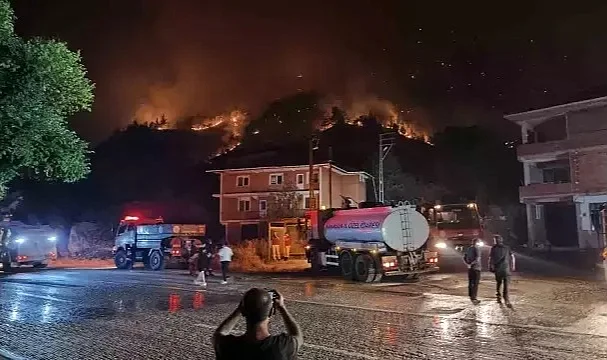 Karabük'te Alevler Kara Yoluna İndi: 18 Köy Tahliye Edildi