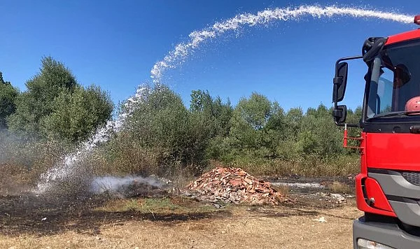 Kavak'ta Ot Yangını: Hızlı Müdahaleyle Kontrol Altına Alındı