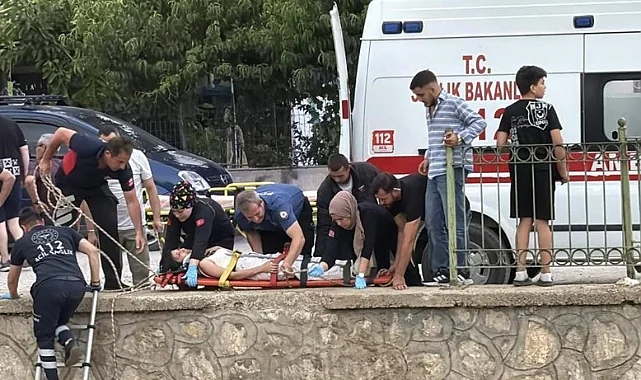 Kediye Yardım Etmek İsteyen Genç Kız Kanala Düştü