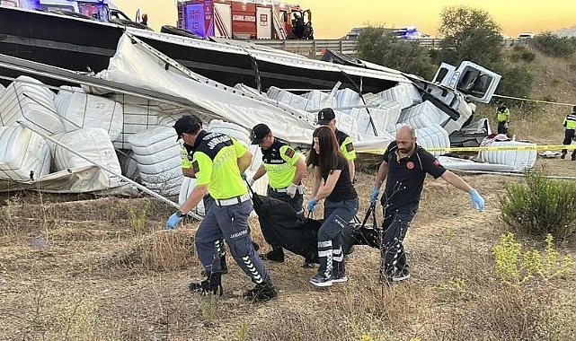 Kuzey Marmara Otoyolu’nda Tır Devrildi: 2 Kişi Hayatını Kaybetti