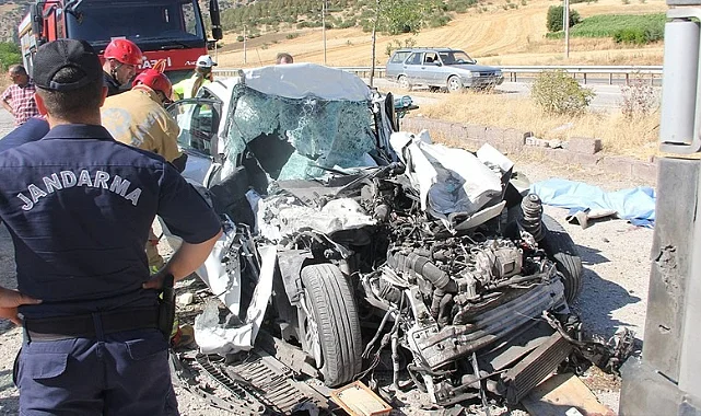 Manisa'da Tır Kazasında Baba ve 3 Çocuğu Hayatını Kaybetti