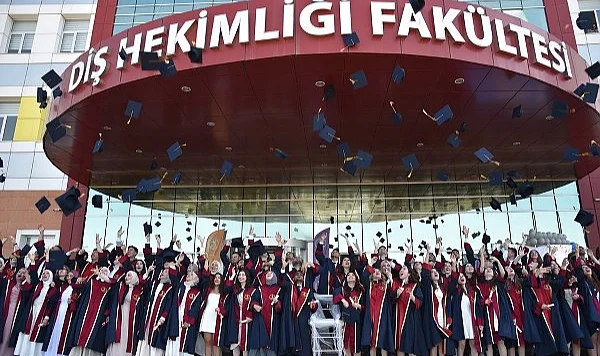 OMÜ Diş Hekimliği Fakültesi'nde Mezuniyet Coşkusu