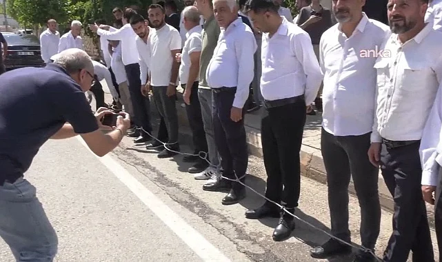 Özgür Özel Adıyaman'da Zincirli Protesto ile Karşılandı